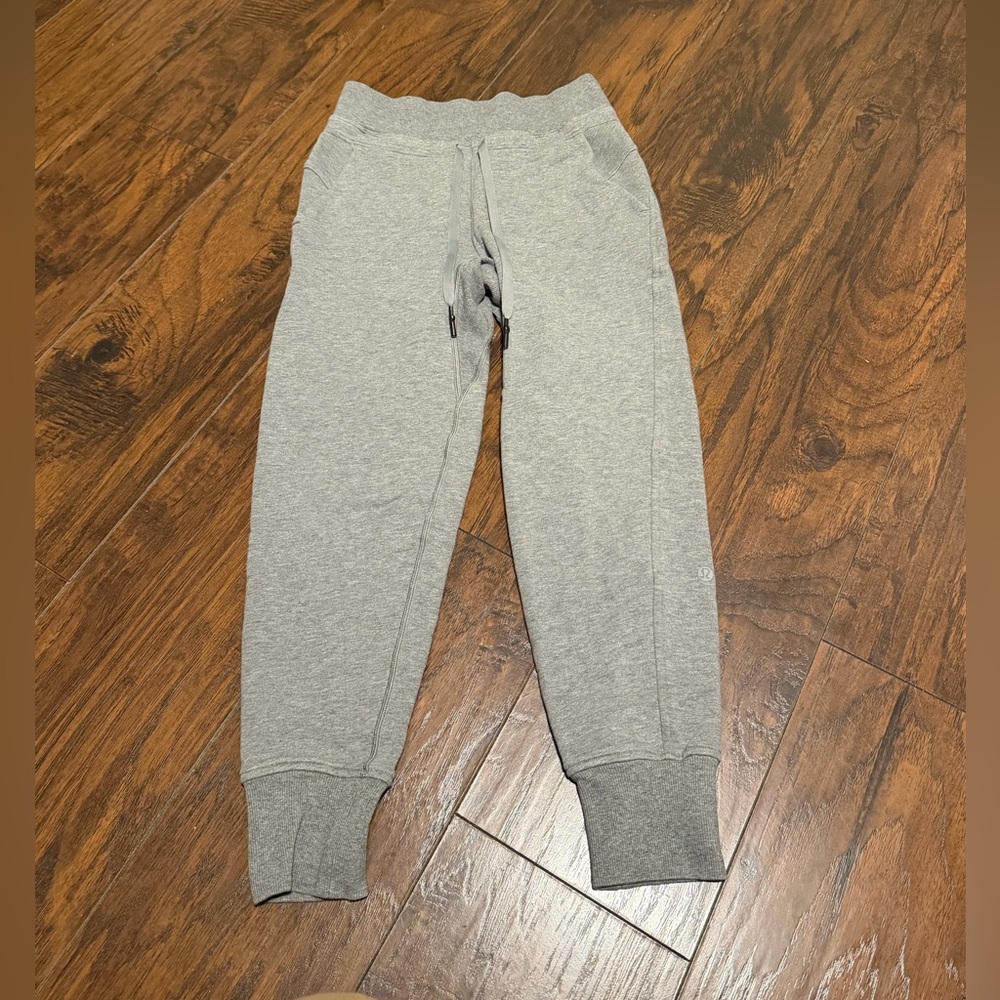 Lululemon women’s grey press pause 25.5” joggers size 2